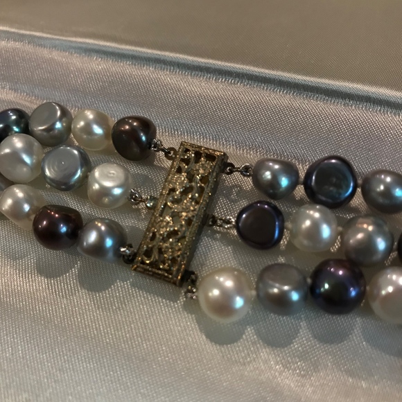 Tiny Jewel Box Pearl Necklace and Bracelet Set - Picture 4 of 5